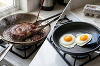 Stainless Steel Pan vs. Ceramic